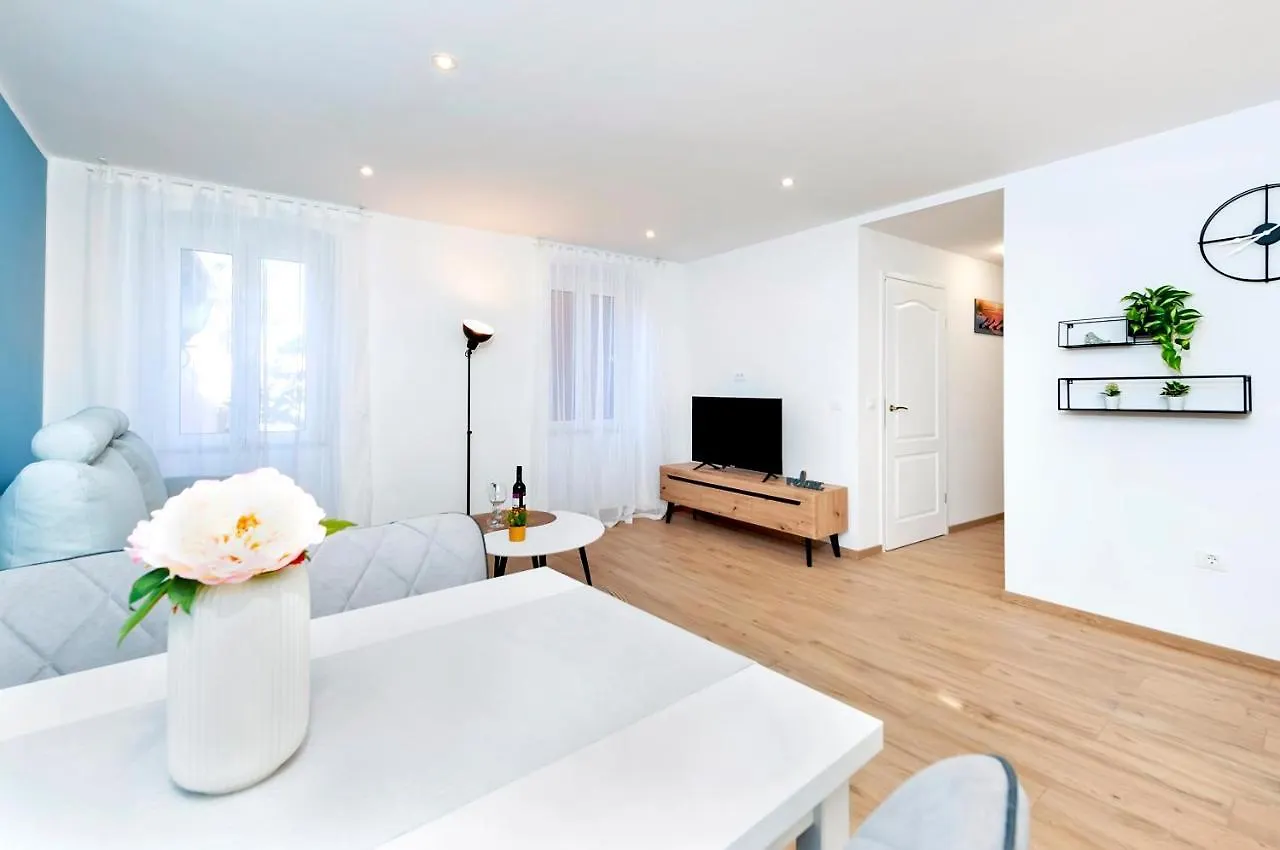 Otto Apartment With Sea View And Parking Rovinj